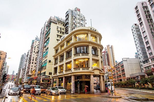 KitchenAO 深水埗到會服務美食橫幅，背景可有深水埗街景或西九龍中心