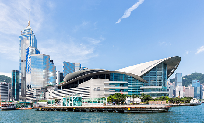 KitchenAO 灣仔到會服務美食橫幅，背景可有會展中心或灣仔街景