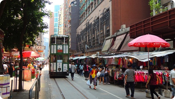 KitchenAO 北角到會服務美食橫幅，背景可有北角街景或海濱