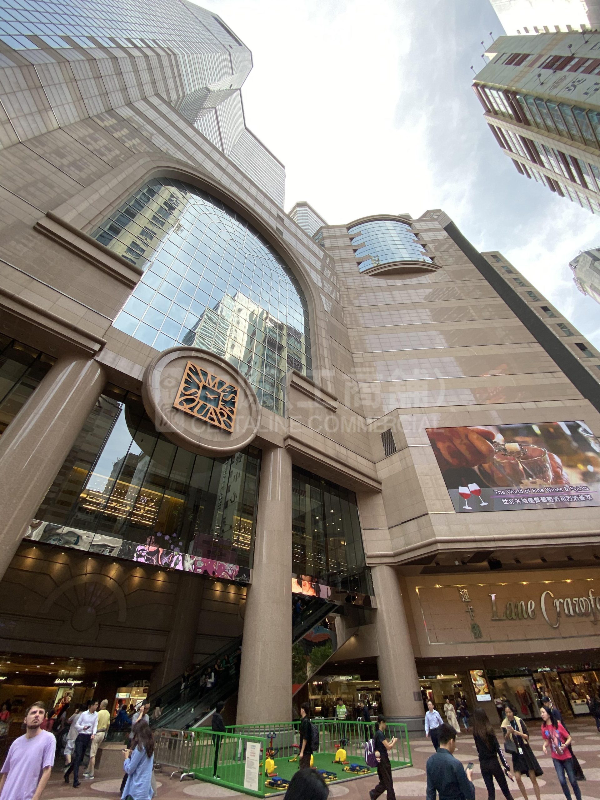 KitchenAO 銅鑼灣到會服務美食橫幅，背景可有銅鑼灣地標如時代廣場